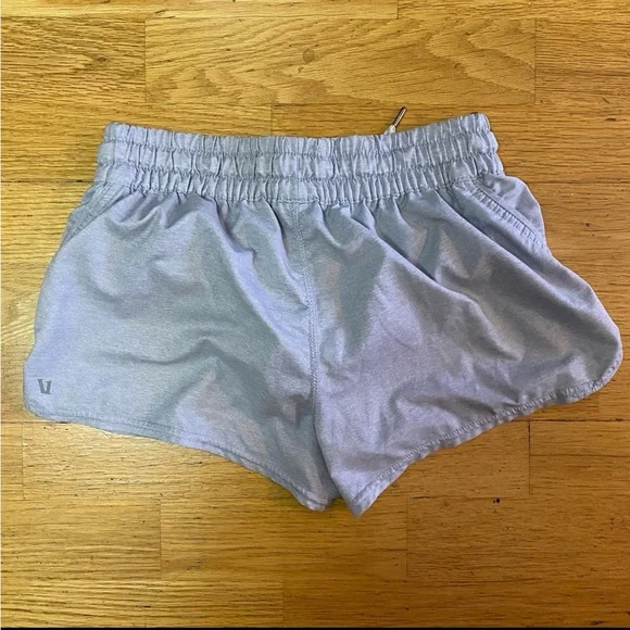 Women’s xsmall gray Vuori clementine 2.5” shorts - Picture 4 of 6